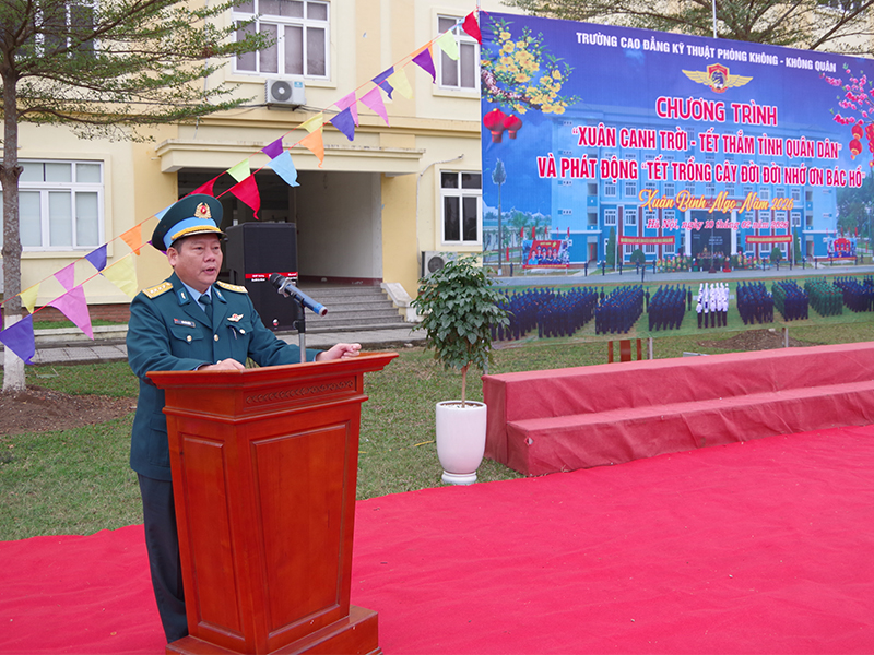 Đại tá Bùi Văn Duẩn - Phó Chính ủy Nhà trường phát biểu khai mạc chương trình.